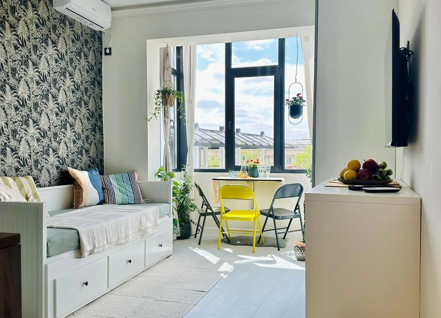 Harmony Studio - Elegant Escape Near Ateneu Bucureşti 0*,
